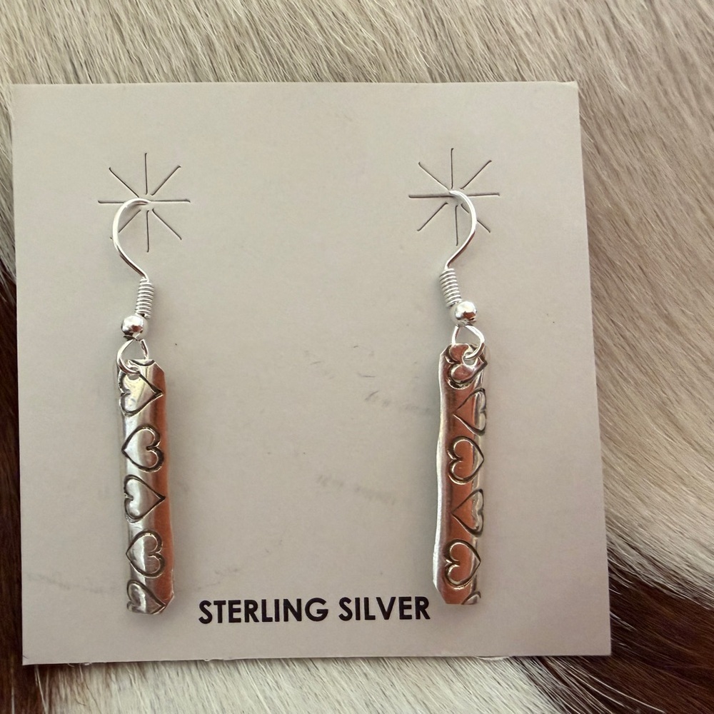 ❤️ Navajo Elaine Tahe Native American Heart Motif Bar Earrings Sterling 1.67”L - Picture 4 of 11